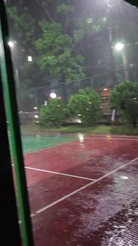 年轻真好啊！大学生在篮球场冒着大雨仍在打球 妹子也熬雨奋战