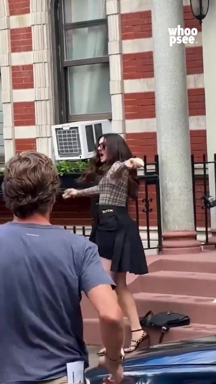 如此优雅！阿森纳球迷安妮海瑟薇不慎滑倒，随即起身华丽表示没事